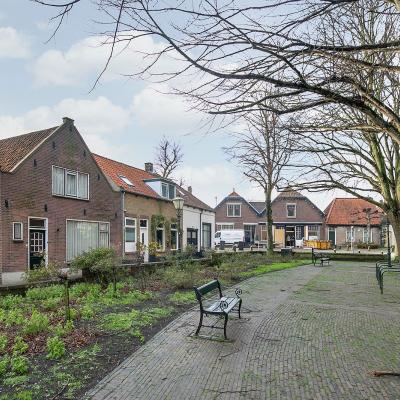 woningen met openbaar groen en openbare ruimte met zitbankje