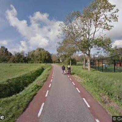 polderweg met fietsstroken met twee fietsers