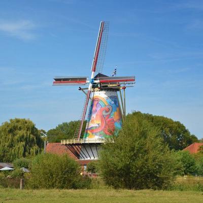 Korenmolen de Graanhalm met het kunstwerk Kunst Korset Down the Rabbit Hole van Anna Blom
