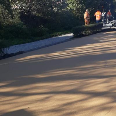 aanbrengen van toplaag op de weg bij het Bosplein
