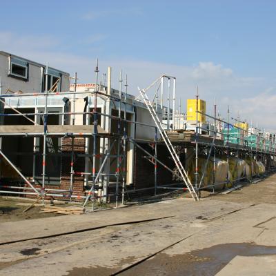 in aanbouw zijnde woningen in de steigers