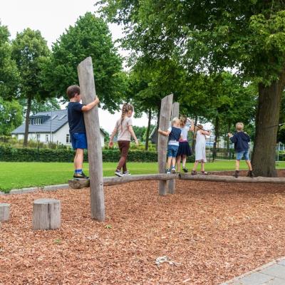 Voorbeeld van een speeltoestel. Balanceren op houten balken.