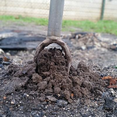 grondboor stukje in de grond.
