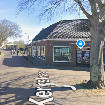 Streetview van grote boom rechts en de fietsenwinkel met in de achtergrond AH