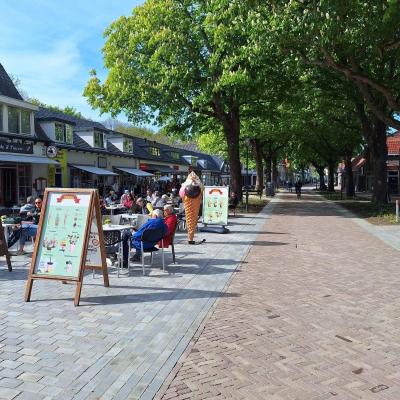 Noordstraat in Haamstede met mensen op het terras