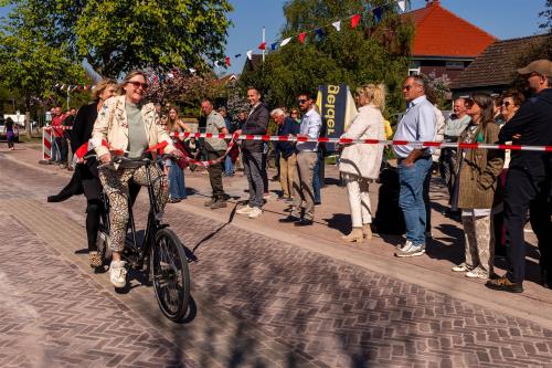 Wethouder Ankie Smit op de fiets bij de opening
